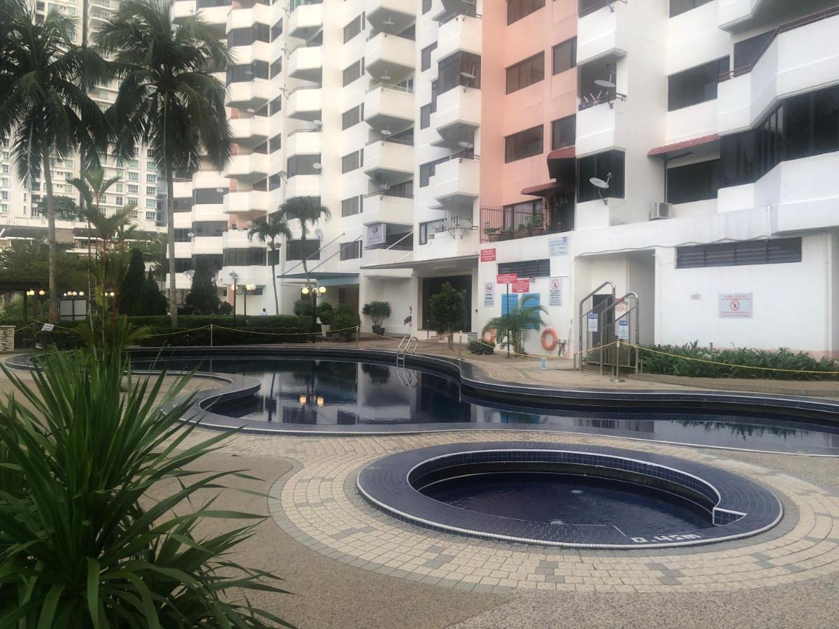 Beach Resort 7 Home Stay Sri Sayang Apartment Batu Ferringhi 3Bedroom Ngoại thất bức ảnh